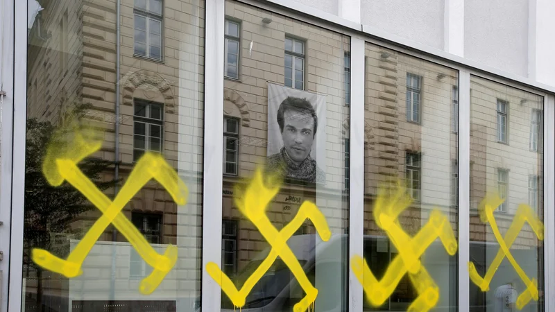 Fotografija: Junija lani je pročelje ministrstva za kulturo doživelo enega od številnih napadov. FOTO: Matej Družnik