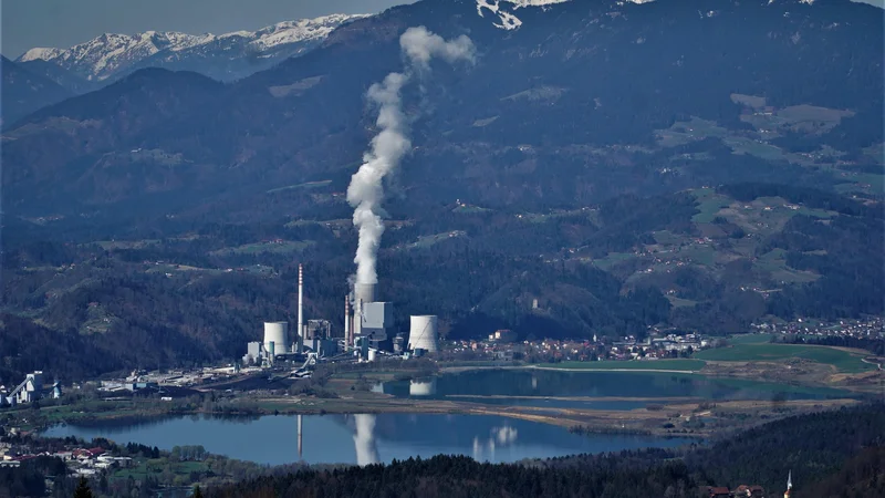 Fotografija: V strategiji so številne obljube in napovedi, a tudi, da se lahko zgodi, da bi Teš in Premogovnik Velenje zaradi cen emisijskih kuponov morala prenehati delovati predčasno. FOTO: Brane Piano