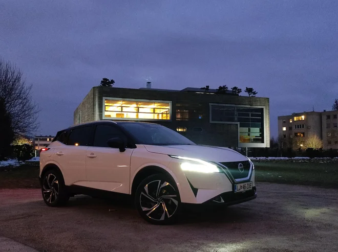 Z novo generacijo je qashqai ohranil tipično Nissanovo masko, dodali pa so ji izstopajoče ozke žaromete, seveda s svetečimi diodami. FOTO:&nbsp;Boštjan Okorn
