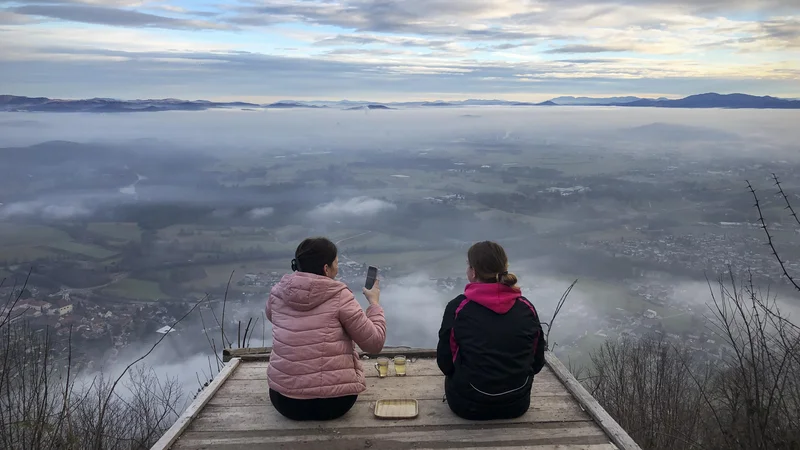 Fotografija: Vremenoslovci so pravilno napovedali, da se je Ljubljana danes spet zbudila v meglo. FOTO: Jure Eržen/Delo