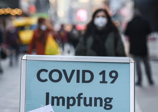 V zadnjih 24 urah je v Nemčiji umrlo 235 covidnih bolnikov, pred enim tednom pa 286. FOTO: Ina Fassbender/Afp
