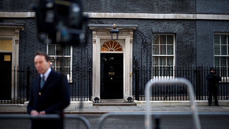 Fotografija: Downing Street je deležen vse hujših očitkov glede stalnih zabav. FOTO: Henry Nicholls/Reuters
