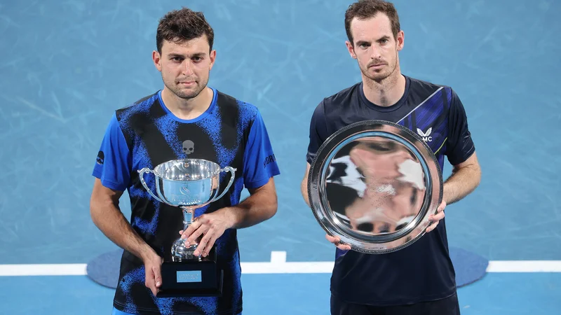 Aslan Karacev (levo) pozira z britansko teniško legendo Andyjem Murrayjem po zmagi v Sydneyju.&nbsp;FOTO: David Gray/AFP

