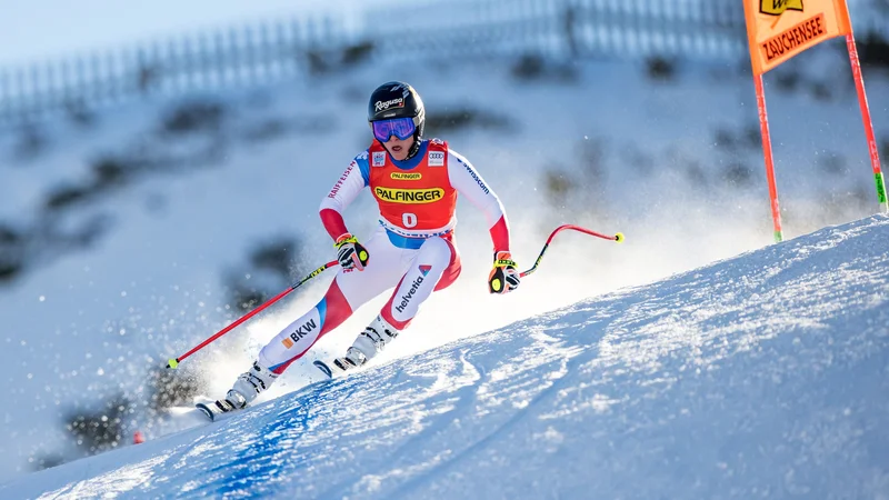 Fotografija: Lara Gut-Behrami med zmagovito vožnjo. Po številu zmag, ta je bila 34., se je še približala legendarnima rojakinjama Vreni Schneider (55) in Pirmin Zurbriggen (40). To je bila švicarska 95. ženska smukaška zmaga v svetovnem pokalu. Le Avstrijke so jih zbrale več, in sicer 122. FOTO: Johann Groder/AFP