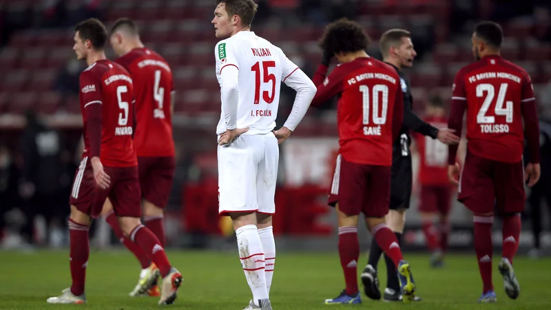Nogometaši Bayerna proslavljajo po četrtem golu v domači mreži. FOTO: Thilo Schmuelgen/Reuters
