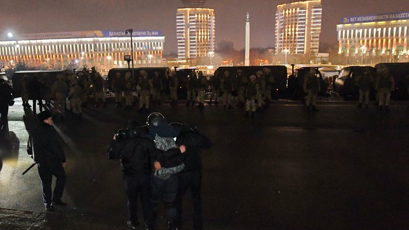 Fotografija: Protesti v Kazahstanu sozahtevali 225 mrtvih in več kot 2600 ranjenih. FOTO: Stringer/Reuters
