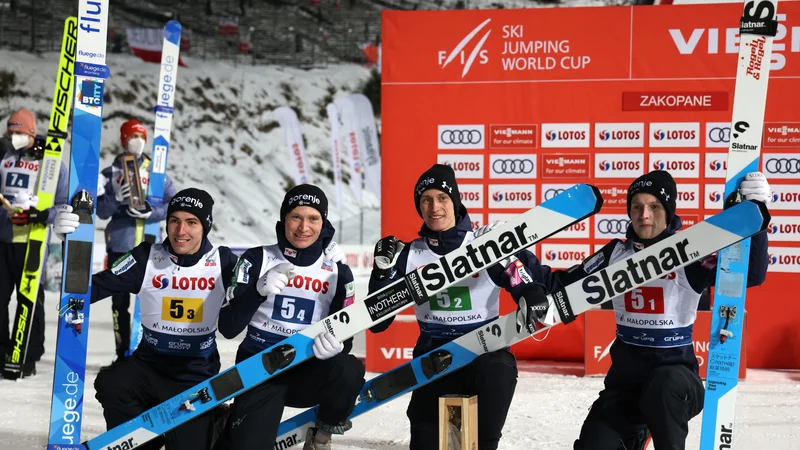 Fotografija: Timi Zajc, Anže Lanišek, Peter Prevc in Lovro Kos so se za Slovenijo prvič veselili ekipne zmage po marcu leta 2019. FOTO: Kacper Pempel/Reuters
