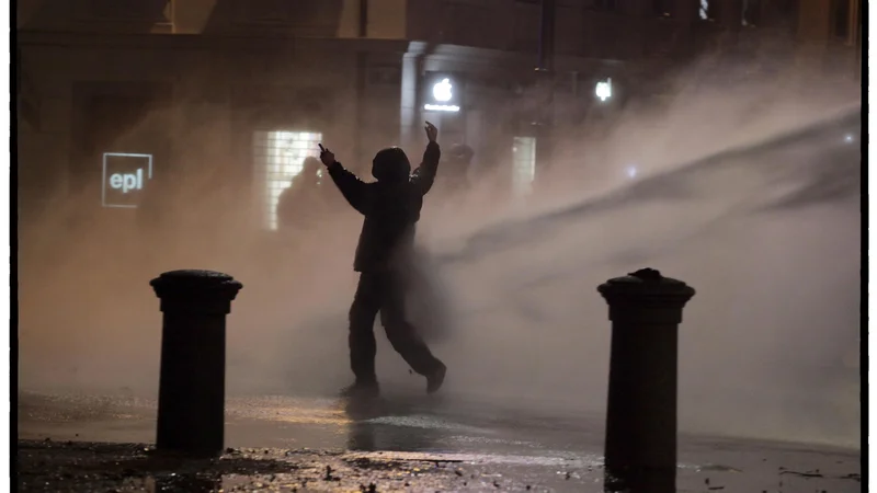 Fotografija: V Italiji so morali proti protestnikom uporabiti vodni top. FOTO: Tone Stojko