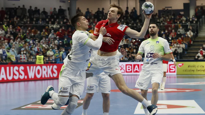 Fotografija: Mathias Gidsel je povzročal težave slovenski obrambi. FOTO: Bernadett Szabo/Reuters