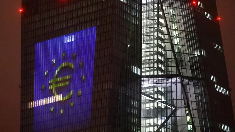 Tudi od ECB lahko pričakujemo postopen dvig obrestnih mer. FOTO: Kai Pfaffenbach/Reuters
