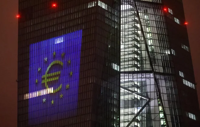 Tudi od ECB lahko pričakujemo postopen dvig obrestnih mer. FOTO: Kai Pfaffenbach/Reuters