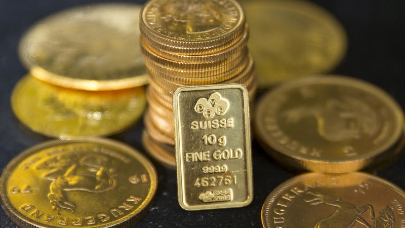 Fotografija: Kot naložba v fizično zlato so najbolj priljubljeni (in uporabni) zlatniki in ploščice manjše teže. Deset gramov zlata pomeni približno 550 evrov.

FOTO: Neil Hall/Reuters
