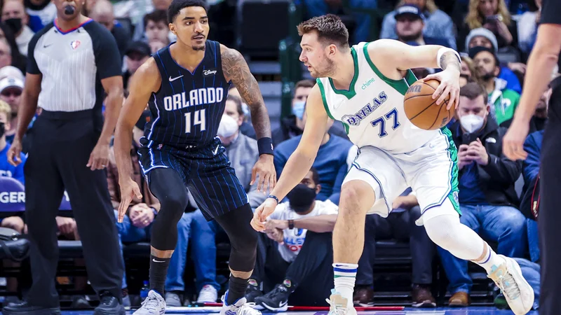 Fotografija: Luka Dončić (desno) in njegov čuvaj Gary Harris med tekmo Dallasa in Orlanda. FOTO: Kevin Jairaj/Usa Today Sports