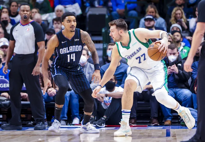Luka Dončić (desno) in njegov čuvaj Gary Harris med tekmo Dallasa in Orlanda. FOTO: Kevin Jairaj/Usa Today Sports
