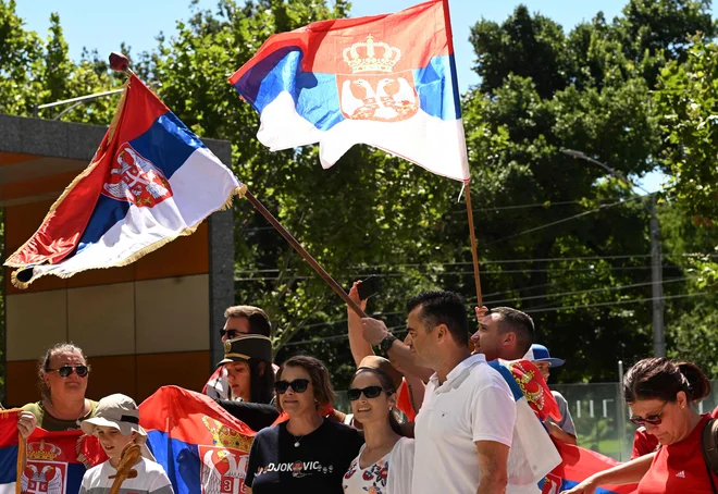 Podporniki Novaka Đokovića pred sodiščem v Melbournu. FOTO: Michael Errey/AFP
