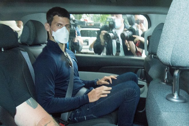 Novak Đoković pred zaslišanjem na sodišču v Melbournu. FOTO: Stringer/Reuters
