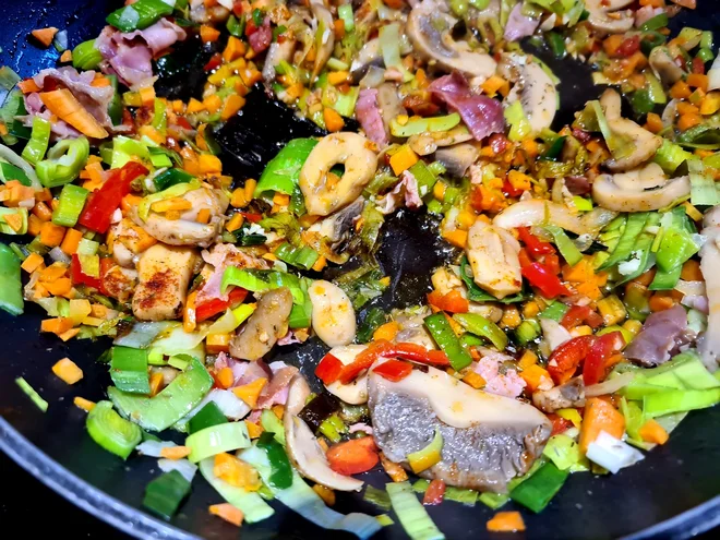 Poletov recept: Piščanec na lovski način. FOTO: Tanja Drinovec/ Delo
