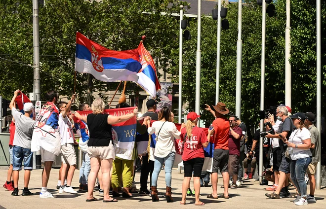 Privrženci Novaka Đokovića pred zveznim sodiščem v Melbournu. FOTO: Michael Errey/AFP
