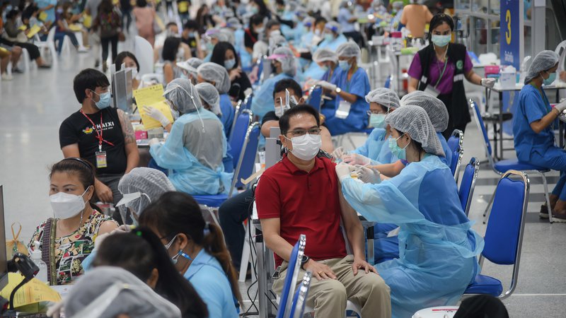 Fotografija: Tajska je bila med državami, ki so že pred prevlado različice omikron priporočile kombiniranje cepiv kitajskih farmacevtskih družb z zahodnimi. FOTO: Yuttachai ­Kongprasert/Reuters
