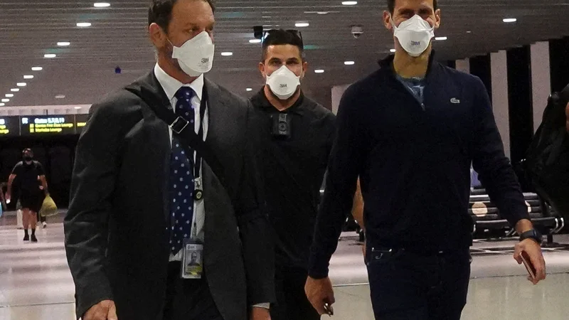 Fotografija: Novak Đoković na letališču v Melbournu, kamor so ga odpeljali po tem, ko sodišče ni ugodilo njegobvi pritožbi. Đoković je že na poti proti Evropi. FOTO: Loren Elliott/Reuters