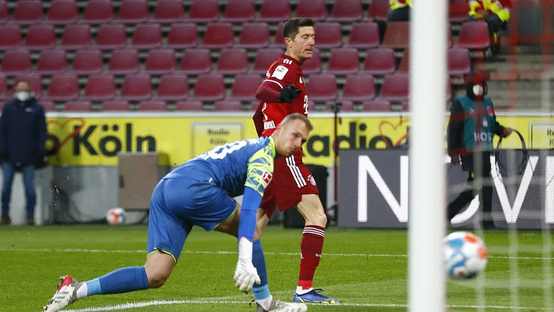 Fotografija: Robert Lewandowski je nočna mora za vse vratarje. FOTO: Thilo Schmuelgen/Reuters