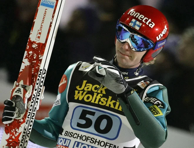 Janne Ahonen si je na današnjem finskem državnem prvenstvu v Lahtiju priskakal bronasto kolajno. FOTO: Dominic Ebenbichler/Reuters
