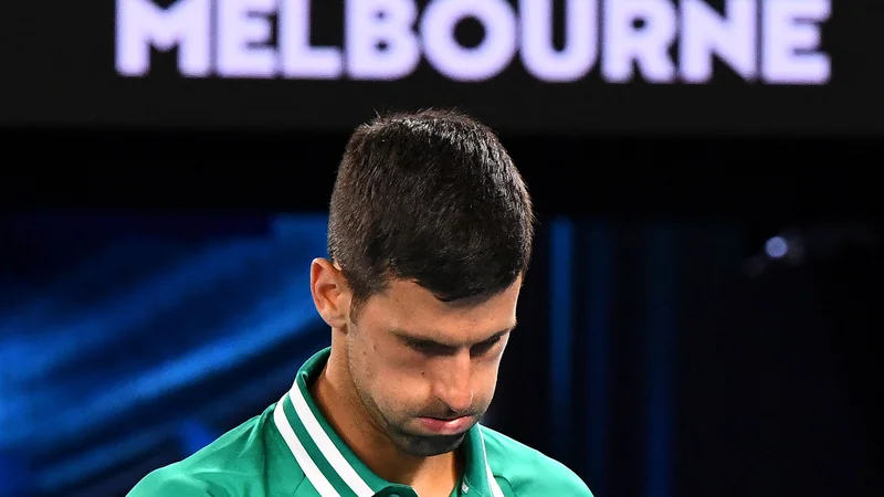 Fotografija: Kdo ve, ali bo srbski as Novak Đoković še kdaj lahko igral na odprtem prvenstvu Avstralije. FOTO: William West /AFP