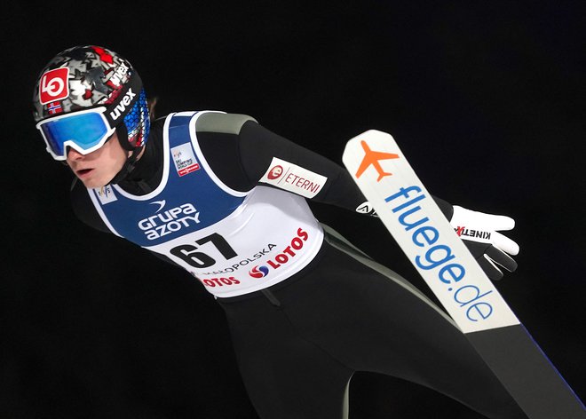 Marius Lindvik je takole poletel do zmage. FOTO: Janek Skarzynski/AFP
