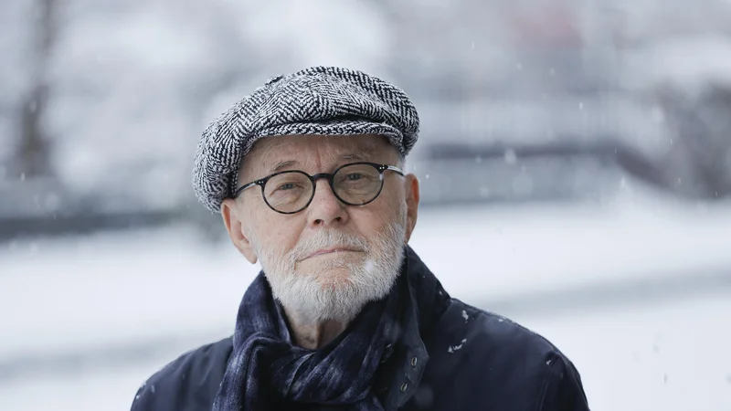 Fotografija: »Zadnjič mi je nekdo povedal pomembno misel in menim, da drži: Dokler bom hodil, bom živel,« pravi Božidar Franjo Rot. Foto: Jože Suhadolnik/Delo
