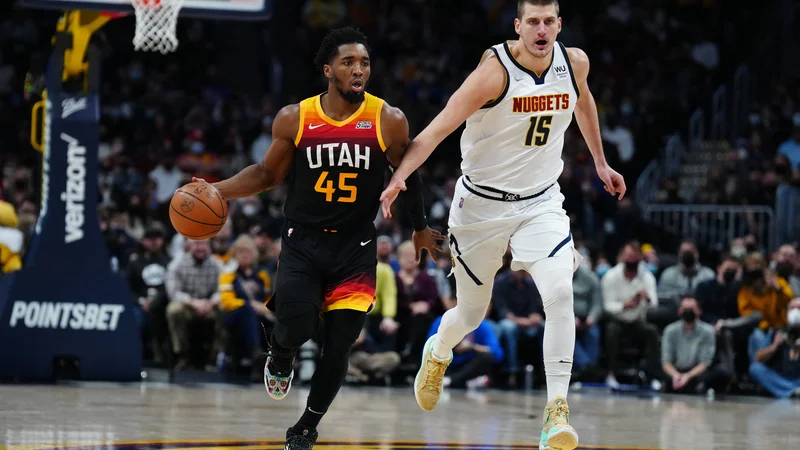 Fotografija: Donovan Mitchell je bil najučinkovitejši in jeziček na tehtnici pri zmagi Utaha proti Denverju, ki je imel znova razpooloženega Nikolo Jokića. FOTO: Ron Chenoy/Usa Today Sports