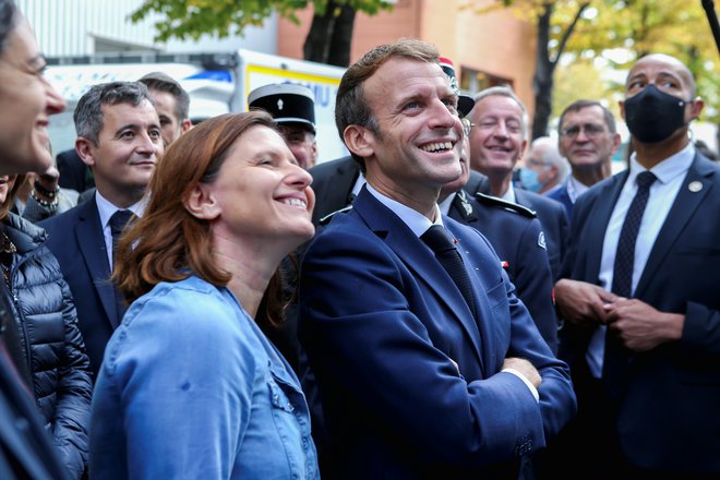 Ministrrica za šport Roxana Maracineanu (levo) ima v predsedniku Francije Emmanuelu Macronu veliukega zaveznika. FOTO: Pascal Pochard-Casabianca/Reuters
