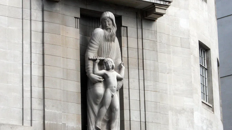 Fotografija: Gillova Prospero in Ariel nad vhodom v londonsko Broadcasting House FOTO: Wikimedia