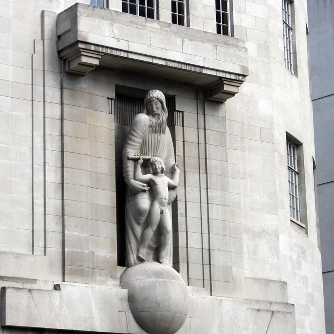 Gillova Prospero in Ariel nad vhodom v londonsko Broadcasting House FOTO: Wikimedia