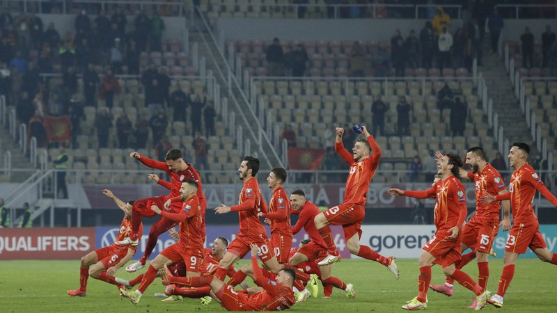 Fotografija: Nogometaši Severne Makedonije med novembrsko tekmo z Islandijo v Skopju. FOTO: Ognen Teofilovski/Reuters
