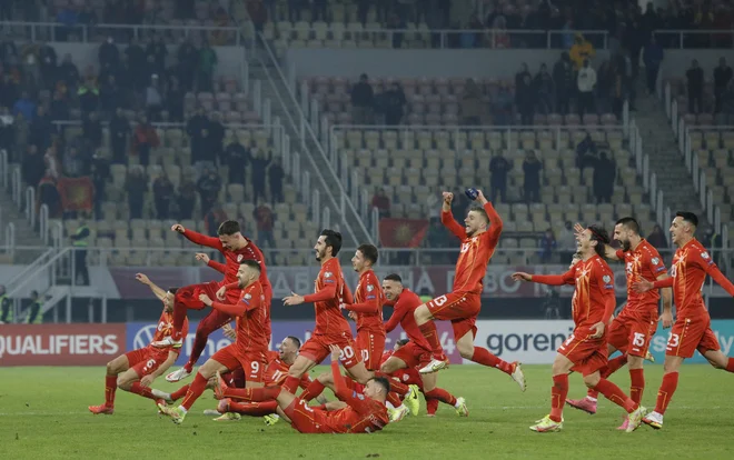 Nogometaši Severne Makedonije med novembrsko tekmo z Islandijo v Skopju. FOTO: Ognen Teofilovski/Reuters
