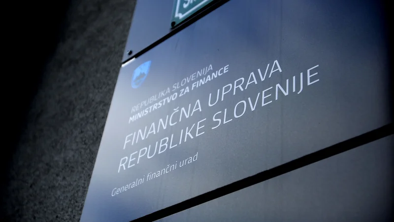Po prvih podatkih je finančna uprava lani imela 19,212 milijarde evrov prihodkov, kar je 18 odstotkov več kot predlanskim in devet odstotkov več kot leta 2019. FOTO: Leon Vidic/Delo
