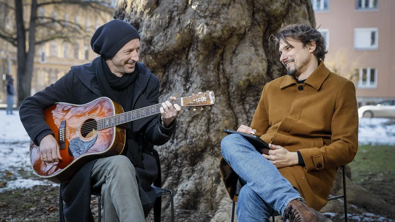 Fotografija: Boštjan Narat in Izar Lunaček avtentično prepletata zvočnost in vizualnost. FOTO: Jože Suhadolnik/Delo