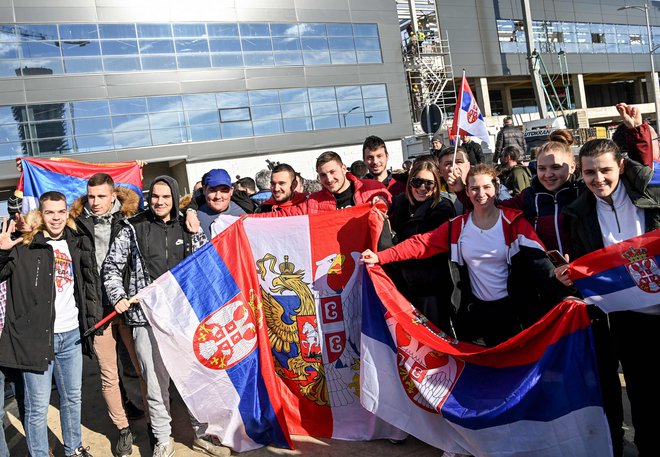 Navijači so Novaka Đokovića pričakali s srbskimi zastavami. FOTO: Andrej Isakovic/AFP
