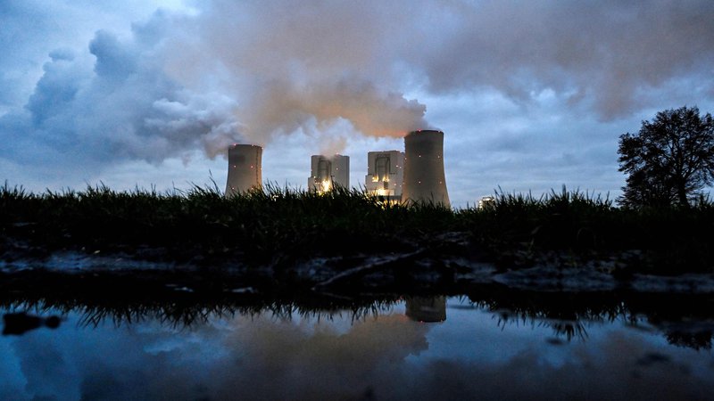 Fotografija: Nemčija bo termeoelektrarne na lignit zaprla vsaj deset let kasneje kot jedrske elektrarne. FOTO: Ina Fassbender/AFP

