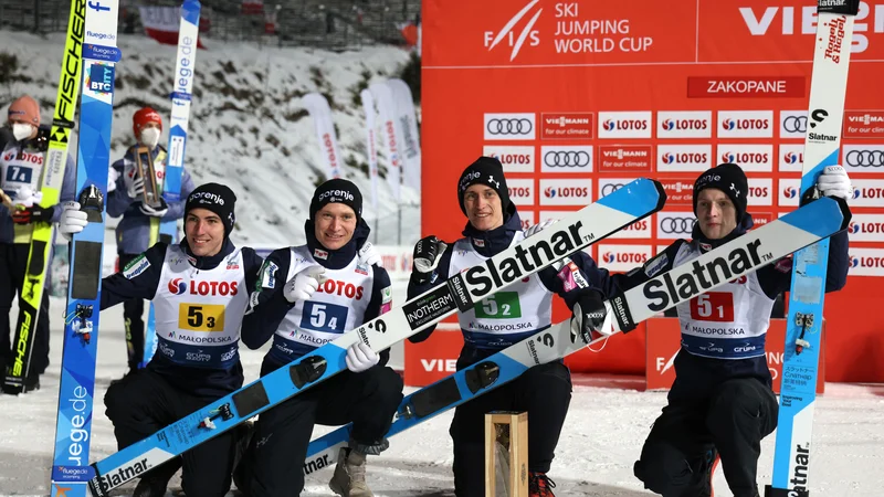 Fotografija: Slovenski smučarski skakalci Timi Zajc, Peter Prevc, Anže Lanišek in Lovro Kos so minulo soboto prepričljivo dobili moštveno generalko za OI. FOTO: Kacper Pempel/Reuters