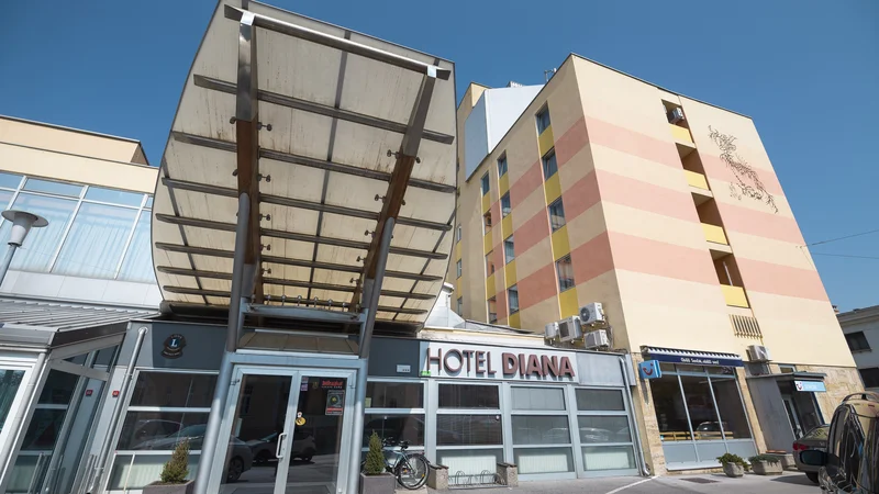 Fotografija: Hotel Diana, ki ima 97 sob, prostore za wellness in šport ter restavracijo in slaščičarno, bodo poskušali ponovno oživiti. FOTO: Jure Banfi