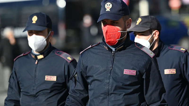 Fotografija: Modra uniforma in rožnata zaščitna maska? Tako ne bo šlo, so sklenili italijanski policijski sindikalisti. Foto: Vincenzo PINTO/AFP)