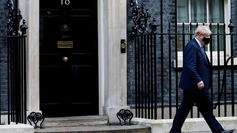 Fotografija: Za britanskim ministrskim predsednikom Borisom Johnsonom je najhujši teden njegovega mandata. Se je še sposoben pobrati? Foto: Paul Childs/Reuters