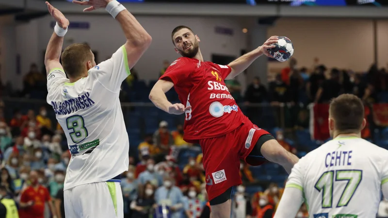 Fotografija: Črnogorski reprezentant Branko Vujović, nekoč rokometaš celjskega kluba, je bil z 9 goli najučinkovitejši na tej tekmi. FOTO: Bernadett Szabo/Reuters