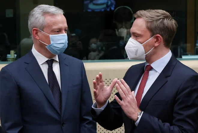 Novi nemški finančni minister Christian Lindner (desno) se je v Bruslju prvič udeležil zasedanja s kolegi iz evrske skupine. Na fotografiji v pogovoru s francoskim kolegom Brunom Le Mairom. FOTO: Yves Herman/Reuters
