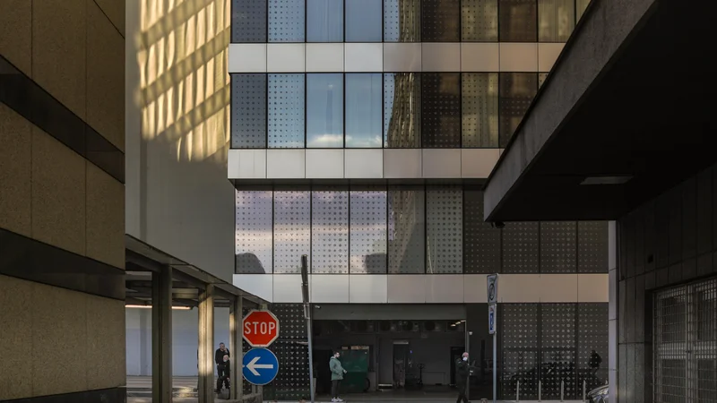 Fotografija: Tudi po izboljšanih razmerah zaradi omikrona bodo podjetja morala najti pot do kakovostnega kadra. FOTO: Voranc Vogel/Delo