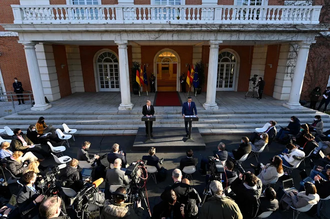 To so bili prvi bilateralni pogovori državnikov, odkar je Scholz na kanclerskem položaju zamenjal Angelo Merkel. FOTO: Oscar Del Pozo/AFP
