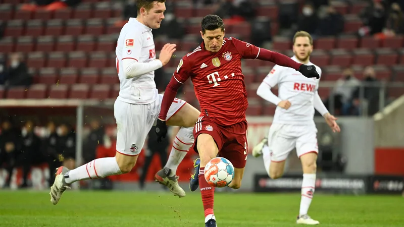 Fotografija: Robert Lewandowski je tudi nazadnje v Kölnu zadeval kot za stavo. FOTO: Ina Fassbender/AFP