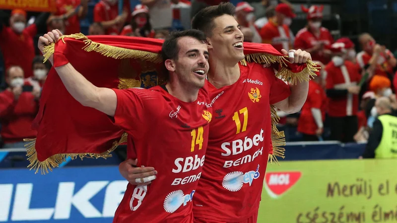 Fotografija: Miloš Vujović in Vasilje Kaludjerović proslavljata po zmagi v Debrecenu. FOTO: Bernadett Szabo/Reuters