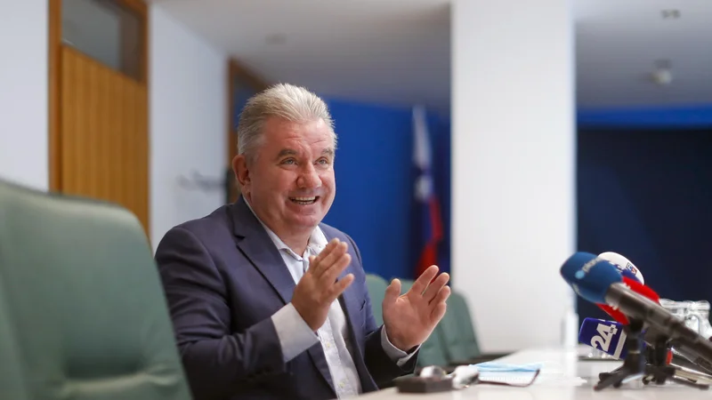 Fotografija: Zaradi nakupa delnic je javnost lani podvomila o ravnanju ministra za okolje Andreja Vizjaka. FOTO: Matej Družnik/Delo